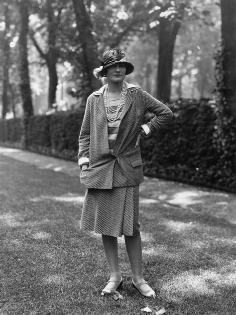 1920 bedacht de mode ontwerpster coco chanel een losse jurk|Terugblik op Coco Chanel .